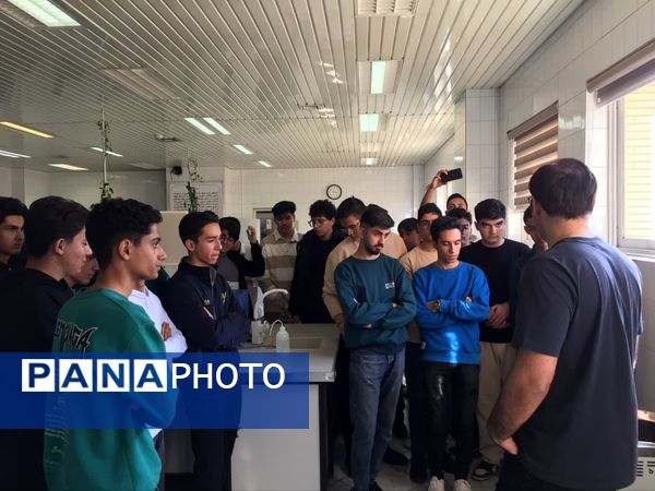 بازدید دانش آموزان دبیرستان نمونه آیت‌الله خامنه‌ای از دانشکده پزشکی دانشگاه فردوسی مشهد