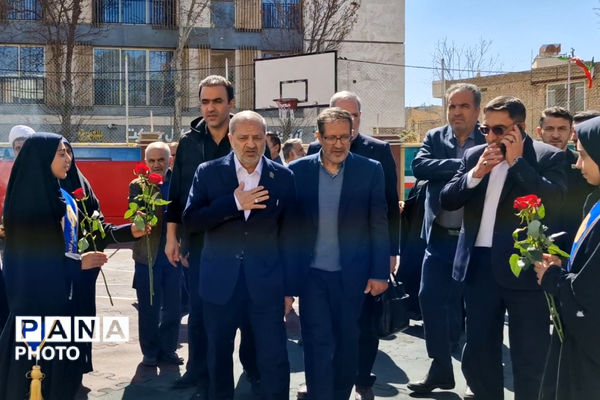وزیر آموزش و پرورش میهمان دانش‌آموزان مدرسه شاهد دالکی