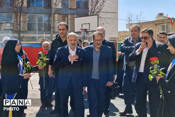 وزیر آموزش و پرورش میهمان دانش‌آموزان مدرسه شاهد دالکی