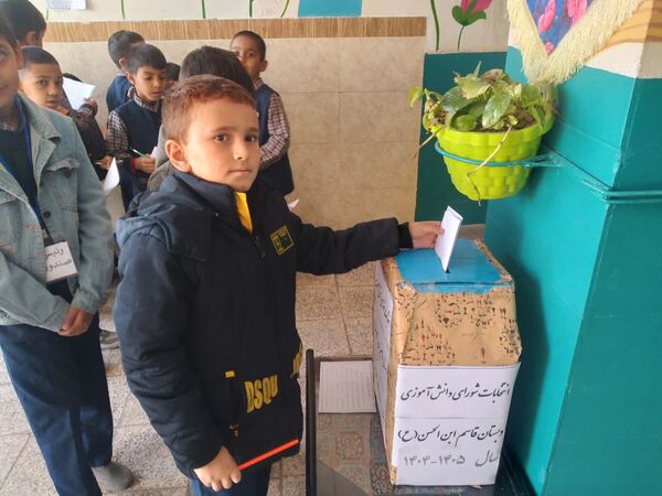نشاط انتخاباتی و رای گیری شواری دانش‌آموزی در دبستان پسرانه حضرت قاسم(ع)
