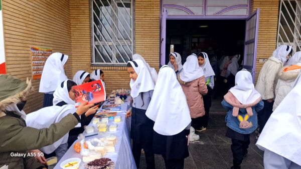  بازارچه آثار دانش آموزان پایه ششم مدرسه فاطمه الزهرا(س) به مناسبت هفته «ماها»
