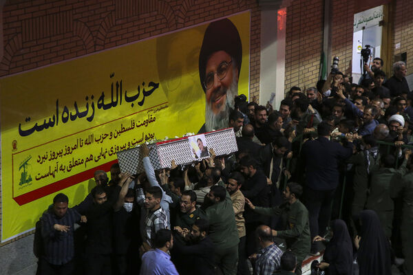 جلوه‌هایی از مراسم وداع با پیکر سردار شهید «نیلفروشان» در قم