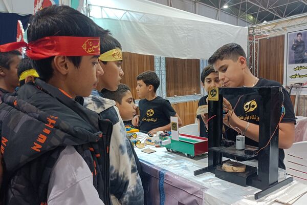 بازدید دانش‌آموزان بسیجی از نمایشگاه بزرگ قله افتخار 
