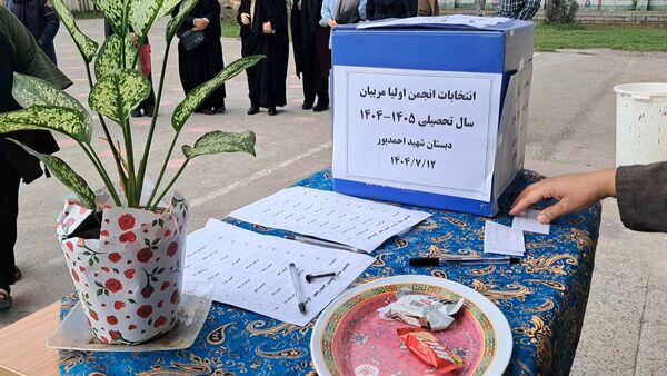 جلسه انتخابات انجمن اولیا و مربیان در دبستان شهید احمدپور قائمشهر