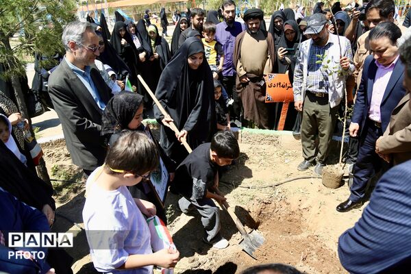 آیین کاشت 168 نهال به یاد دانش‌آموزان شهید میناب در اردوگاه 15خرداد قم