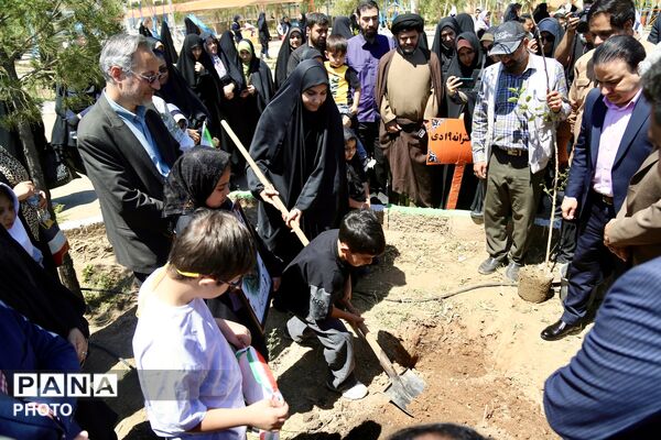 آیین کاشت 168 نهال به یاد دانش‌آموزان شهید میناب در اردوگاه 15خرداد قم