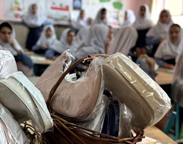 شکوفه های لبخند در آموزشگاه شاهد فرهنگ پیشوا؛ جشن روز دختر با رنگ شادی و هدیه