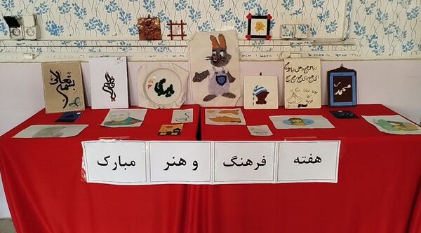 هم‌زمان با هفته فرهنگ و هنر؛ آثار هنری دانش‌آموزان دبیرستان بنت‌الهدی صدر در نورآباد به نمایش درآمد