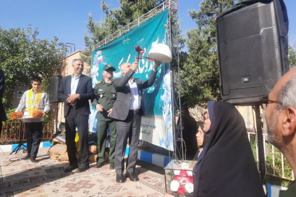 نواختن زنگ مهر در مدرسه هیات امنایی رازی ناحیه ۴ شیراز 