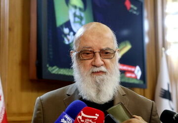 دود آتش زدن ده‌ها اتوبوس توسط اغتشاشگران به چشم مردمی می‌رود که در صف‌ اتوبوس معطل می‌شوند
