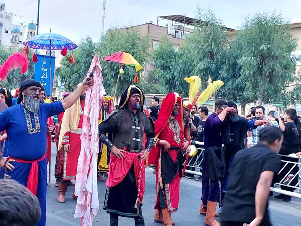 استقبال عزاداران حسینی از کاروان نمادین اسرای کربلا در قم