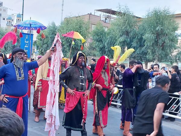 استقبال عزاداران حسینی از کاروان نمادین اسرای کربلا در قم