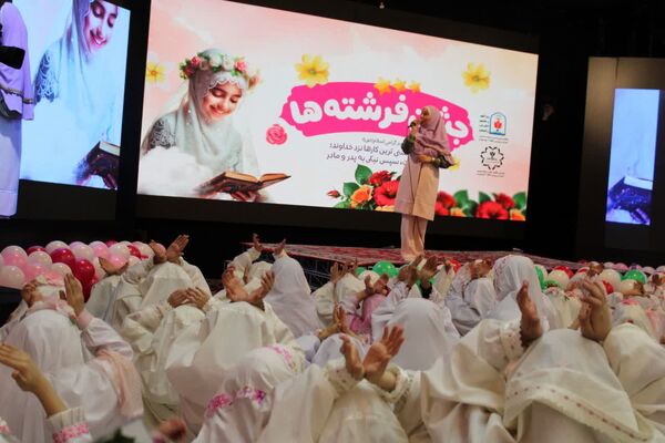 جشن عبادت ۱۳۰۰ نفر از دختران منطقه ۱۰ در مهدیه امام حسن مجتبی(ع)