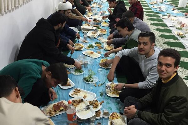 مراسم افطاری در دبیرستان نمونه آیت الله خامنه ای