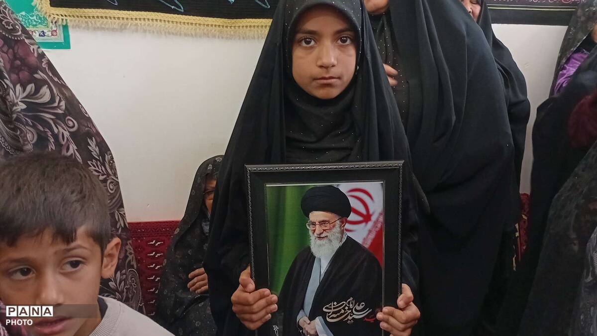 حضور پر رنگ کودکان ولایی روستای نقاب در اربعین رهبر انقلاب اسلامی