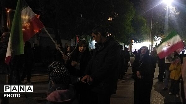 نیشابوری ها از پیر تا کودک در اجتماعات خیابانی