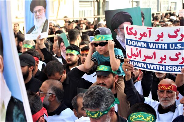 حماسه حضور نوجوانان کفن‌پوش قمی در راهپیمایی «عهد خون»