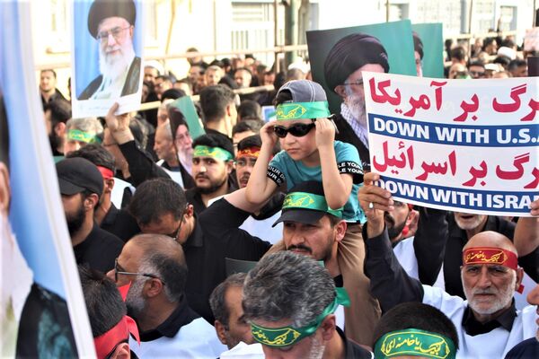 حماسه حضور نوجوانان کفن‌پوش قمی در راهپیمایی «عهد خون»