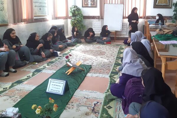 جلسه انس با قرآن و گفتمان دینی در دبیرستان فرزانگان قائمشهر