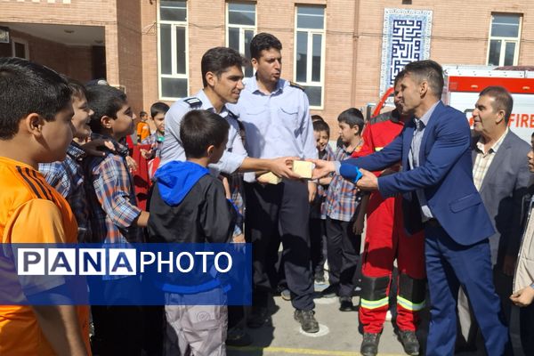 آموزش نکات ایمنی آتش‌نشانی در آموزشگاه معارف ۶