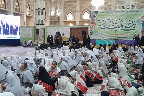 اجتماع دختران ناحیه 2 شهرری به مناسبت روز دختر در مرقد مطهر امام خمینی (ره) 