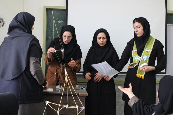 کارگاه‌های ضمن خدمت مربیان پیشتاز مانه و سملقان در دبیرستان رضوان