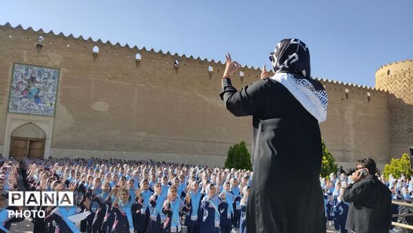 اجرای سرود همگانی دانش‌آموزان در روز شیراز