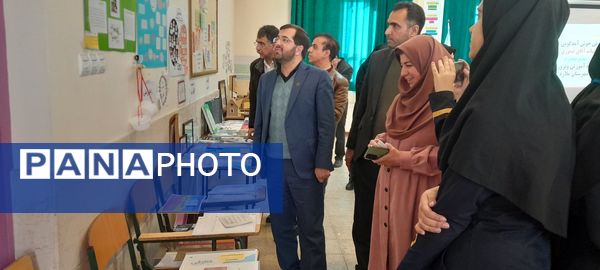 افتتاحیه نمایشگاه پژوهشی و فناورانه دبیران و دانش‌آموزان شهرستان ملارد در دبیرستان فرزانگان استعداد درخشان