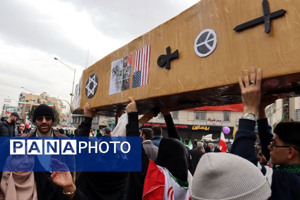 ٢٢ بهمن؛ روزى که دلها با قدم‌‌ها یکى میشود