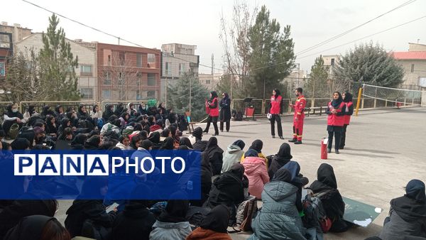 کارگاه آموزشی آشنایی با اصول ایمنی و اطفاء حریق در هنرستان آفرینش پردیس 