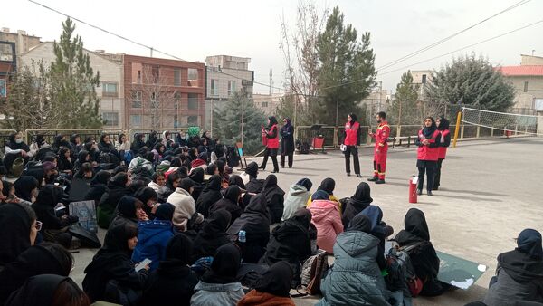 کارگاه آموزشی آشنایی با اصول ایمنی و اطفاء حریق در هنرستان آفرینش پردیس 