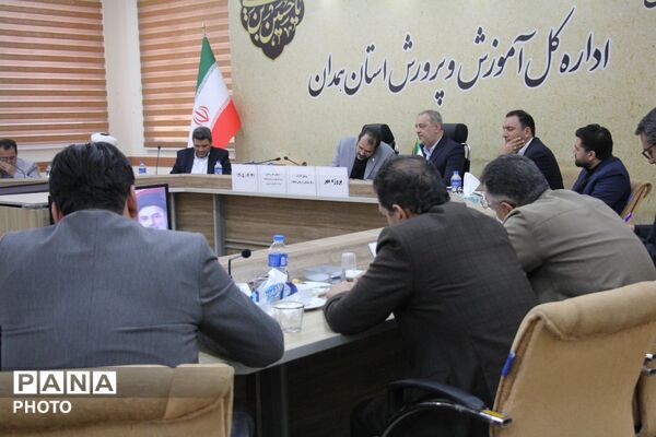 نشست ستاد پروژه مهر آموزش و پرورش همدان با هدف پایش فرآیند بازگشایی مدارس