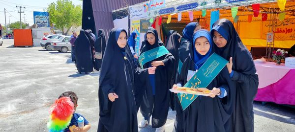 همکاری دانش آموزان خادمیار دبستان ضحی۲ با چایخانه دانش آموزی حضرت رضا(ع) شیروان