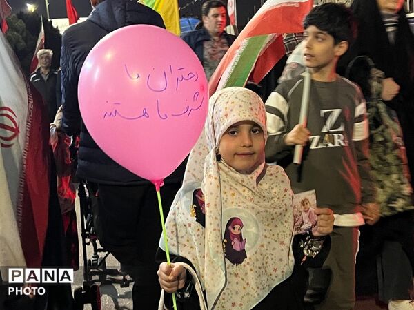 حضور دختران انقلابی در چهل و نهمین شب بیعت با رهبری