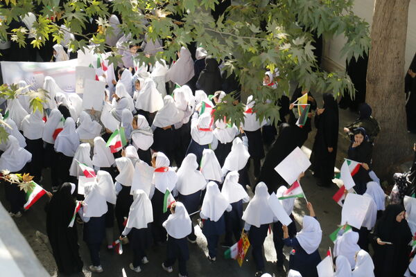 حضور پرشور دانش آموزان محلاتی در راهپیمایی 13 آبان 