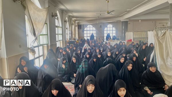 نماز جماعتی که در غم فراق پدر امت خوانده شد
