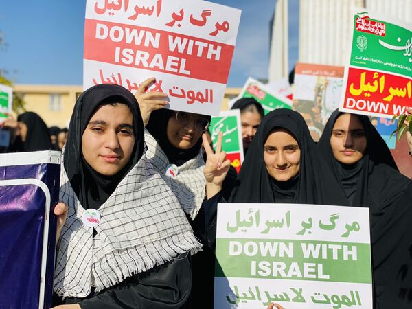 راهپیمایی عظیم ۱۳ آبان ماه، با حضور پرشور دانش‌آموزان ولایتمدار و مردم غیور و همیشه در صحنه مه‌ولات