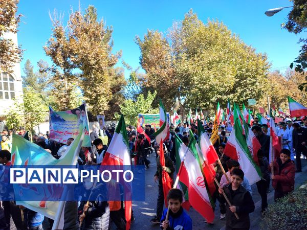 طنین شعارهای ضد استکباری در شاندیز