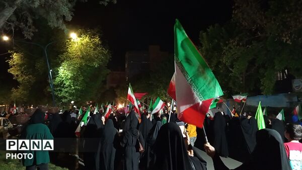 حضور پرشور مردم بروجرد در اجتماع شبانه؛ نمایش همبستگی و پایبندی به آرمان‌های ملی