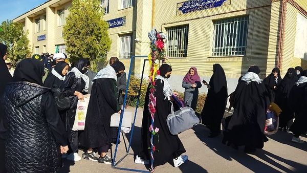 اعزام ۷۴ دانش‌آموز دختر از شهرستان به مناطق جنوب
