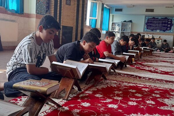 محفل انس با قرآن کریم به یاد شهید سیدحسن نصرالله در مدارس شهرستان اسلامشهر