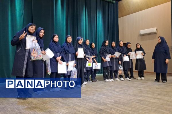 تجلیل از دانش‌آموزان رتبه‌های برتر دبیرستان پویش ناحیه 3 شیراز 