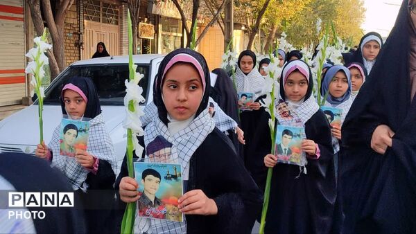 غبارروبی مزار شهدا در گلستان شهدای کهریزسنگ