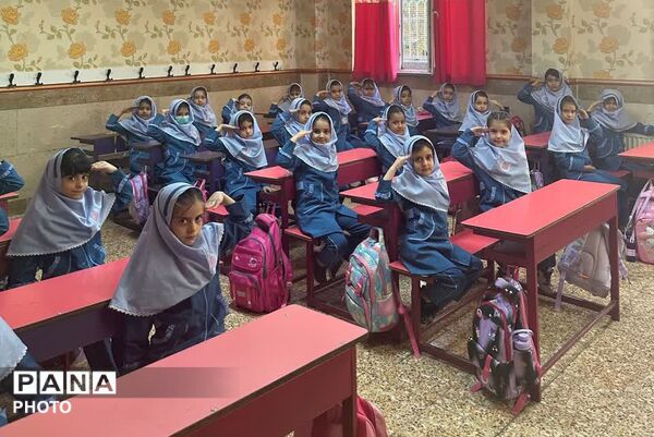 کلاس متفاوت با حضور حافظان نظم و امنیت در مدارس بهارستان