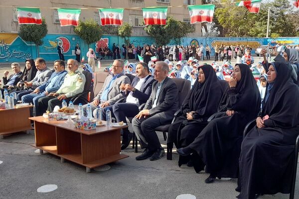 زنگ جشن شکوفه‌ها در مدرسه «آیین روشن» شهریار نواخته شد