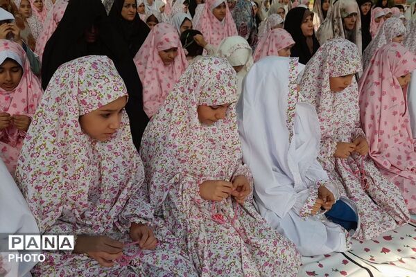 هم‌نوایی نسل فاطمی با مادران در نماز جماعت ایام فاطمیه؛ دبستان شهید اول ۲