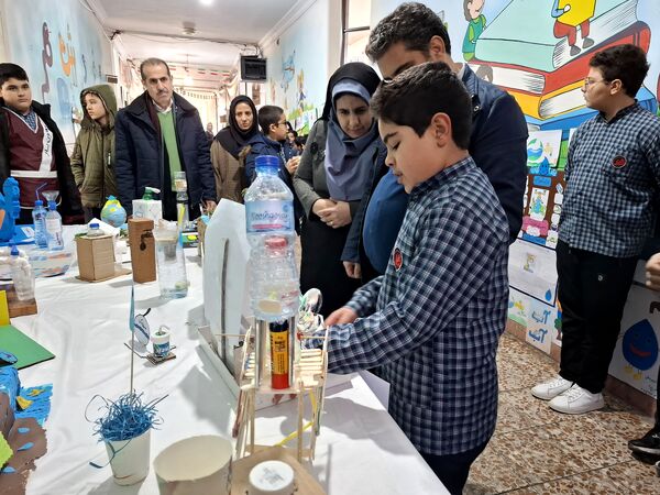 نمایشگاه دست سازه‌های دانش‌آموزان در دبستان هیأت امنایی ملاصدرا 