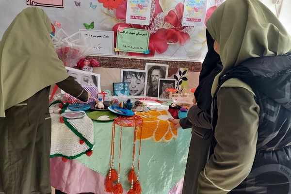 نمایشگاه دست سازه‌های دانش‌آموزان مدرسه شهید شرافت بهارستان‌دو