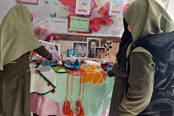نمایشگاه دست سازه‌های دانش‌آموزان مدرسه شهید شرافت بهارستان‌دو