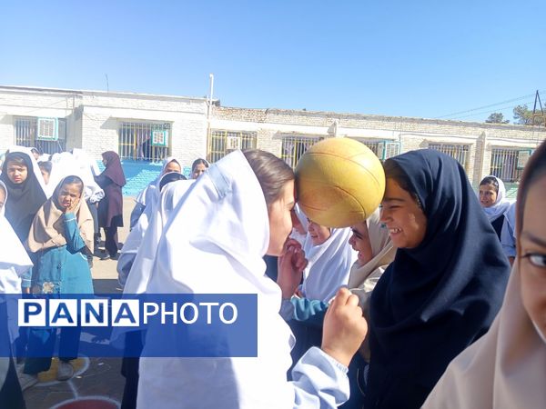 روزی شاد در دبستان سمیه کاشمر